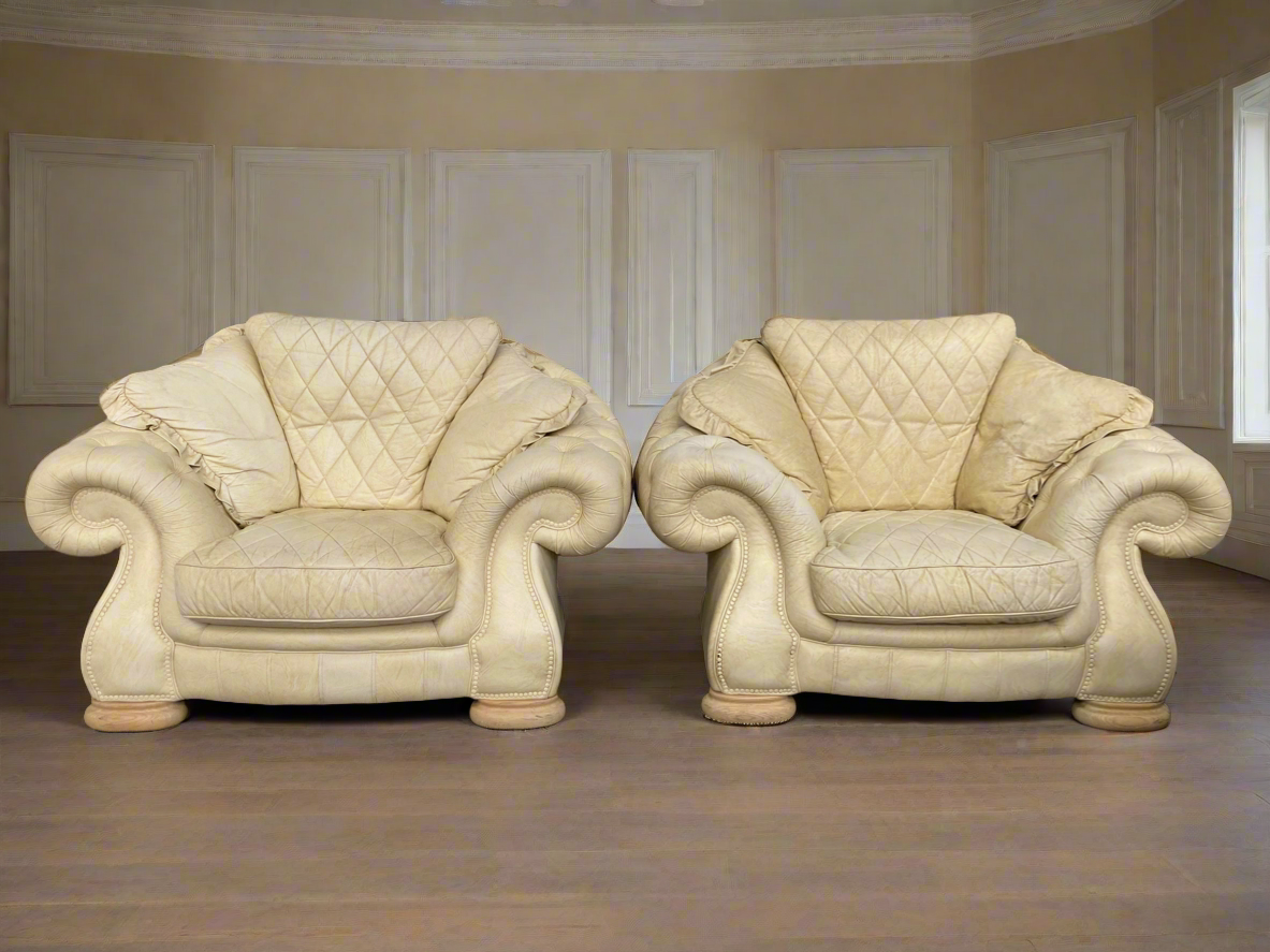 Stunning pair of Italian Chesterfield armchairs, dating back to the 1980s