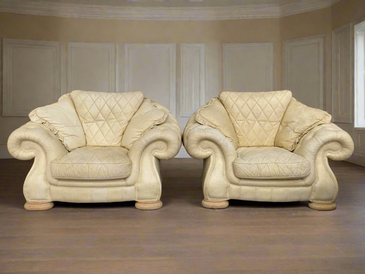 Stunning pair of Italian Chesterfield armchairs, dating back to the 1980s