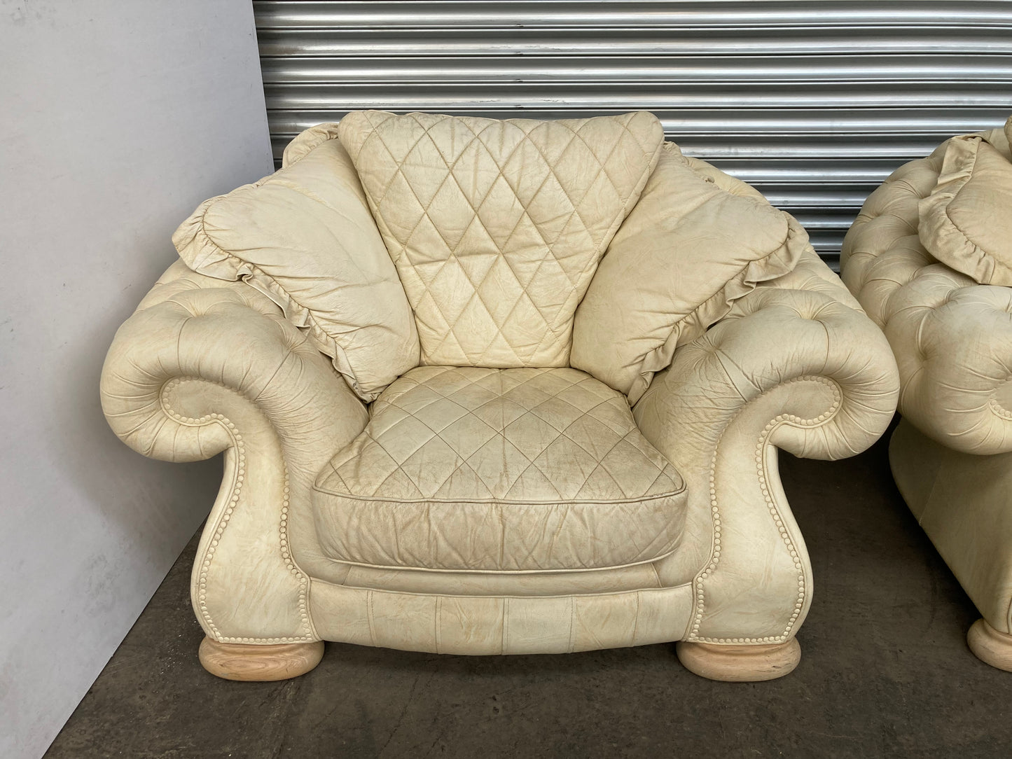 Stunning pair of Italian Chesterfield armchairs, dating back to the 1980s