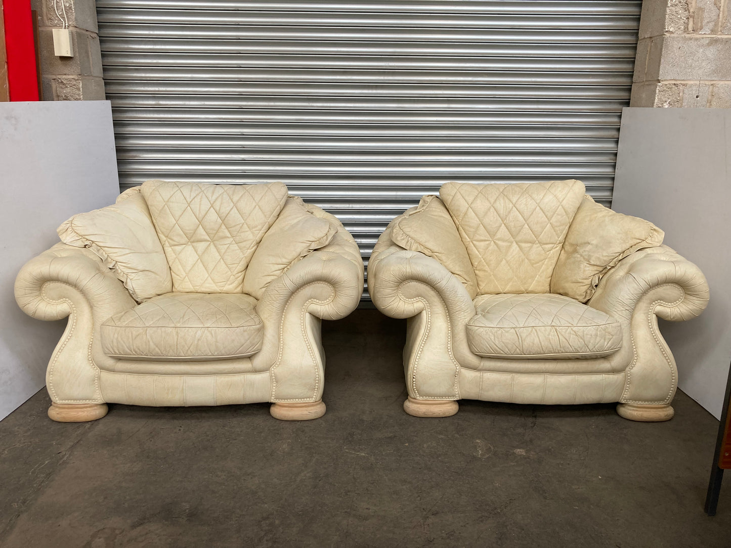 Stunning pair of Italian Chesterfield armchairs, dating back to the 1980s